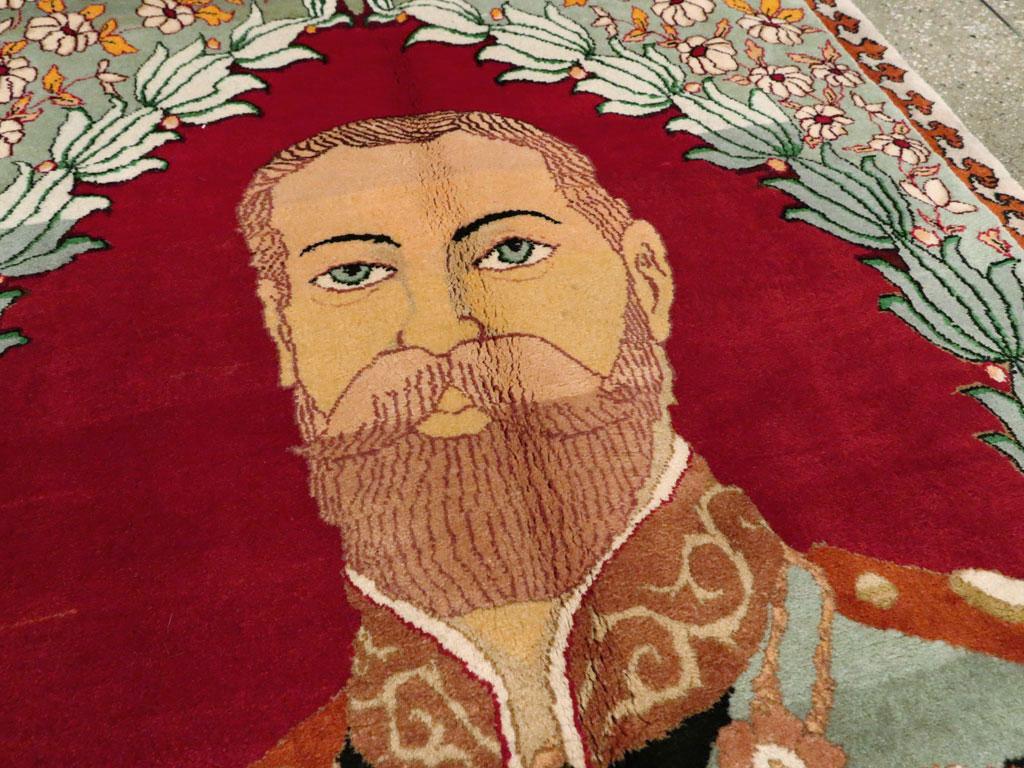 Mittleres 20. Jahrhundert Handgefertigter kleiner persischer Täbris-Teppich mit Bildmotiven von König Georg V. im Zustand „Gut“ im Angebot in New York, NY
