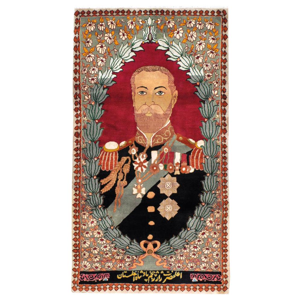 Mittleres 20. Jahrhundert Handgefertigter kleiner persischer Täbris-Teppich mit Bildmotiven von König Georg V. im Angebot