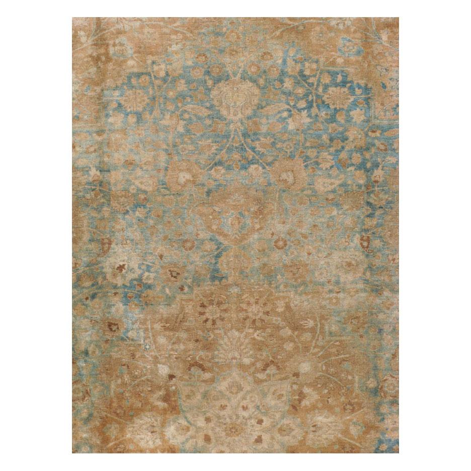 Ein alter persischer Teppich aus Täbris, der in der Mitte des 20. Jahrhunderts handgefertigt wurde und in hellbraunen und blaugrauen Farbtönen gehalten ist.

Maße: 11'3
