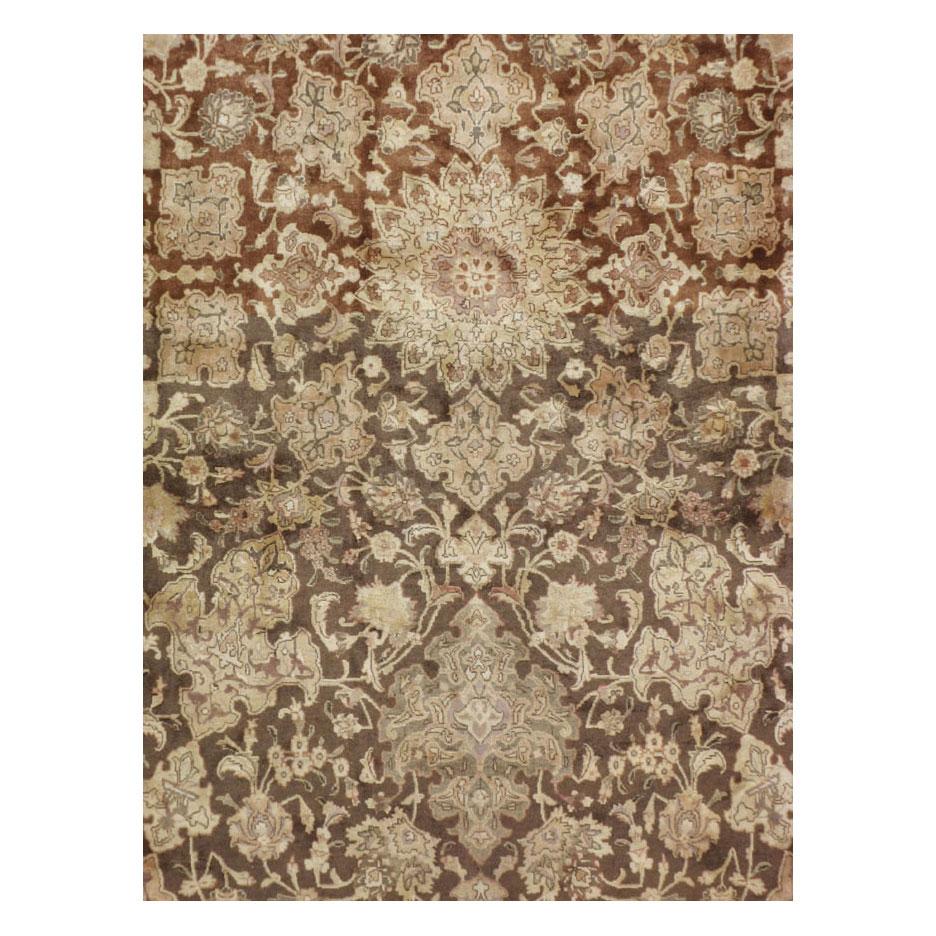 Ein alter persischer Täbris-Teppich in Zimmergröße, handgefertigt Mitte des 20. Jahrhunderts.

Maße: 13' 5
