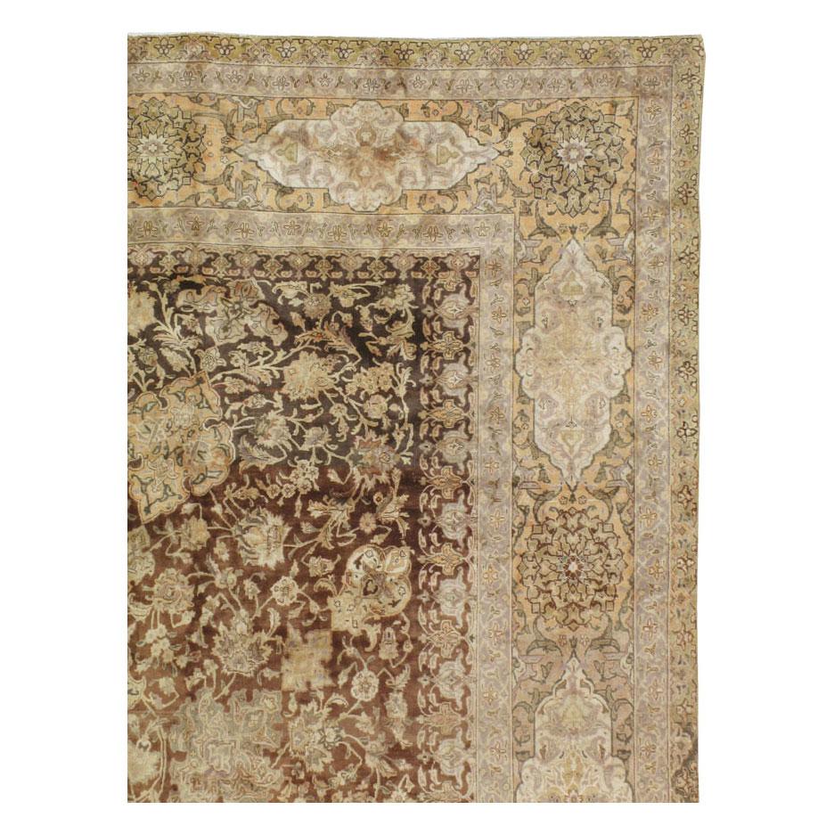 Handgefertigter großer persischer Täbris-Teppich in Zimmergröße aus der Mitte des 20. Jahrhunderts (Viktorianisch) im Angebot