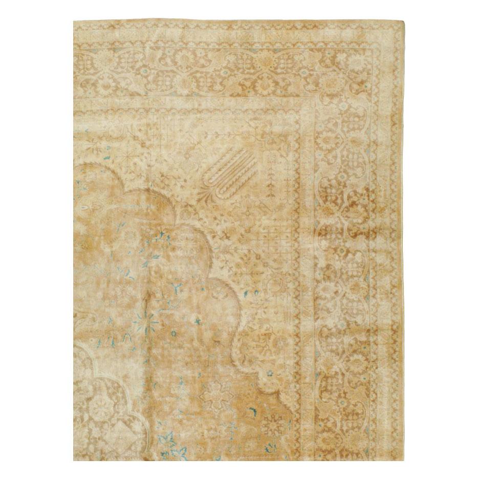 Perse Tapis persan Tabriz de grande taille, fait à la main, du milieu du 20e siècle en vente