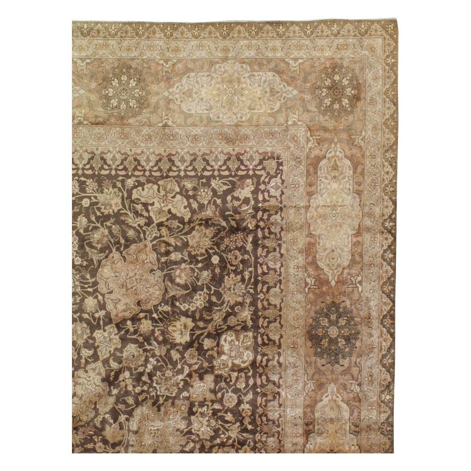 Handgefertigter großer persischer Täbris-Teppich in Zimmergröße aus der Mitte des 20. Jahrhunderts (Persisch) im Angebot