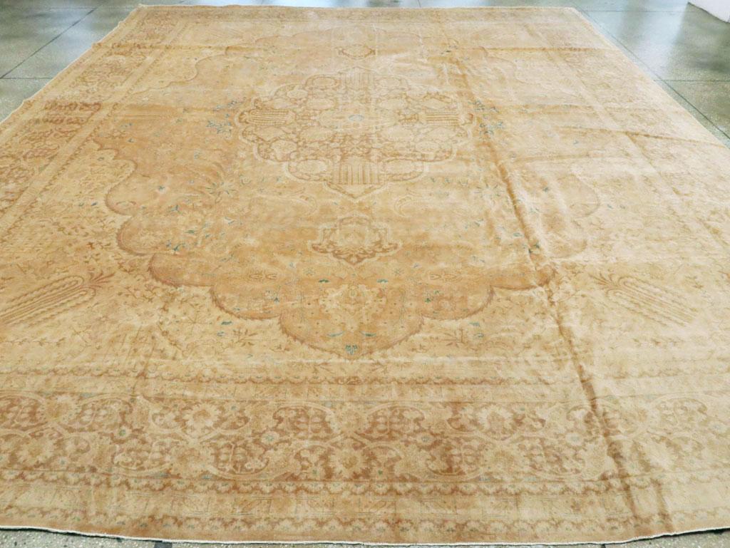 Handgefertigter großer persischer Täbris-Teppich in Zimmergröße aus der Mitte des 20. Jahrhunderts (Handgeknüpft) im Angebot