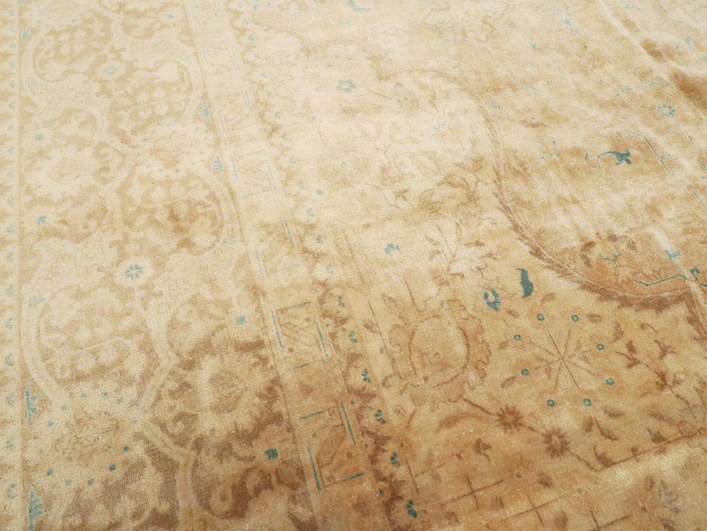 Handgefertigter großer persischer Täbris-Teppich in Zimmergröße aus der Mitte des 20. Jahrhunderts im Zustand „Gut“ im Angebot in New York, NY
