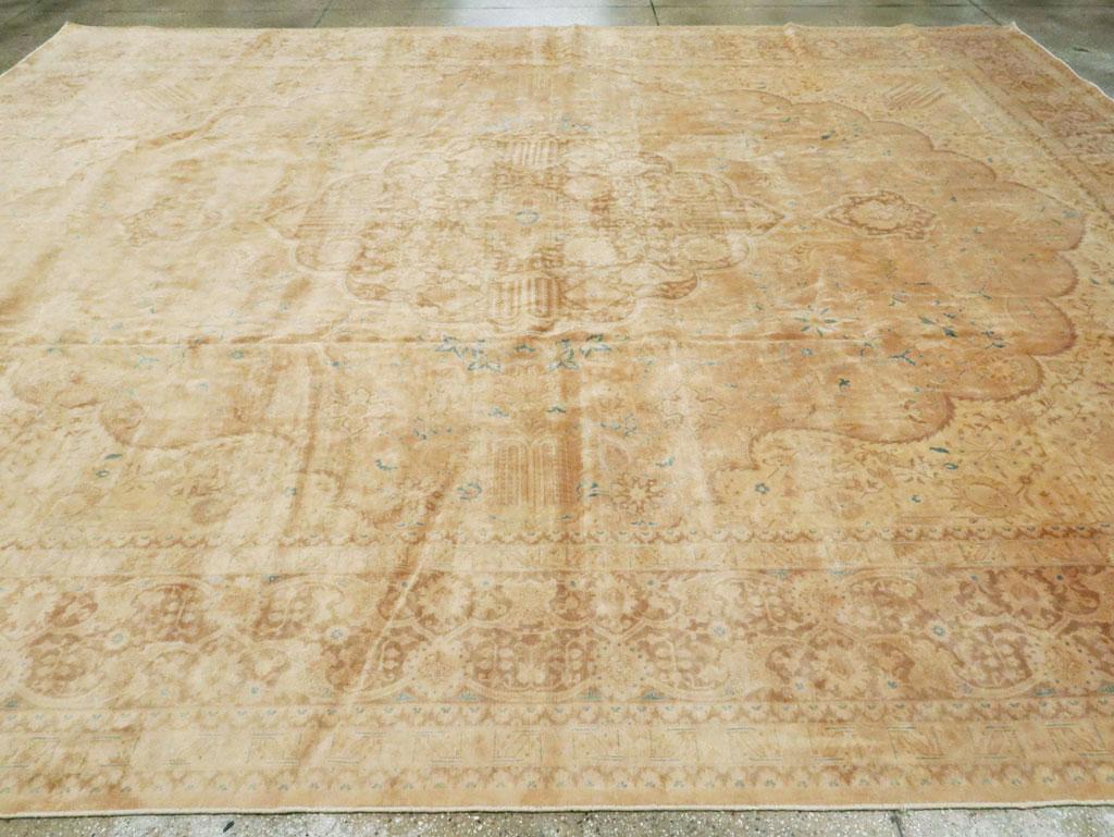 Handgefertigter großer persischer Täbris-Teppich in Zimmergröße aus der Mitte des 20. Jahrhunderts (Wolle) im Angebot