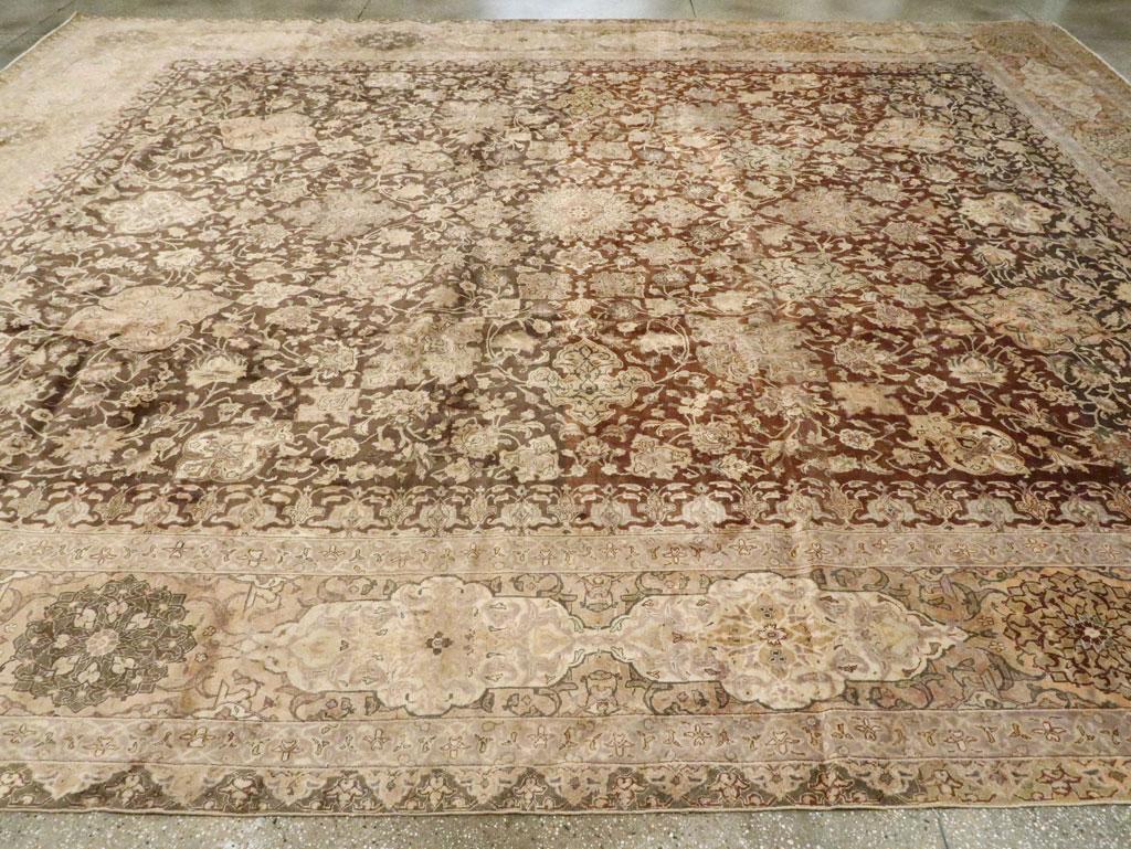 Handgefertigter großer persischer Täbris-Teppich in Zimmergröße aus der Mitte des 20. Jahrhunderts (Wolle) im Angebot