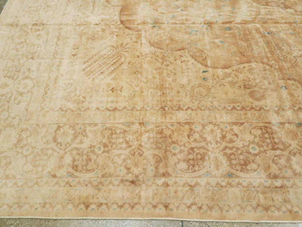 Handgefertigter großer persischer Täbris-Teppich in Zimmergröße aus der Mitte des 20. Jahrhunderts im Angebot 1