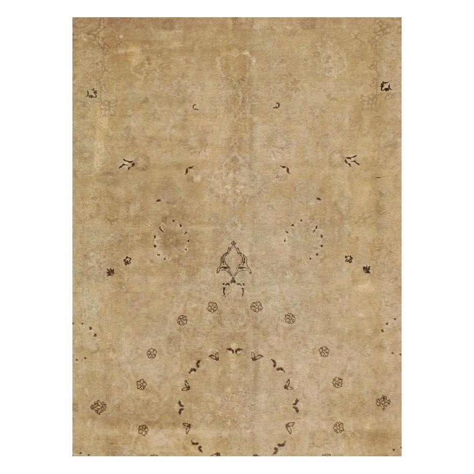 Tappeto persiano Tabriz vintage di grandi dimensioni realizzato a mano a metà del XX secolo con un disegno monocromatico nei toni del crema e del marrone chiaro, con solo alcuni disegni in marrone scuro che danno un certo contrasto generale a questo