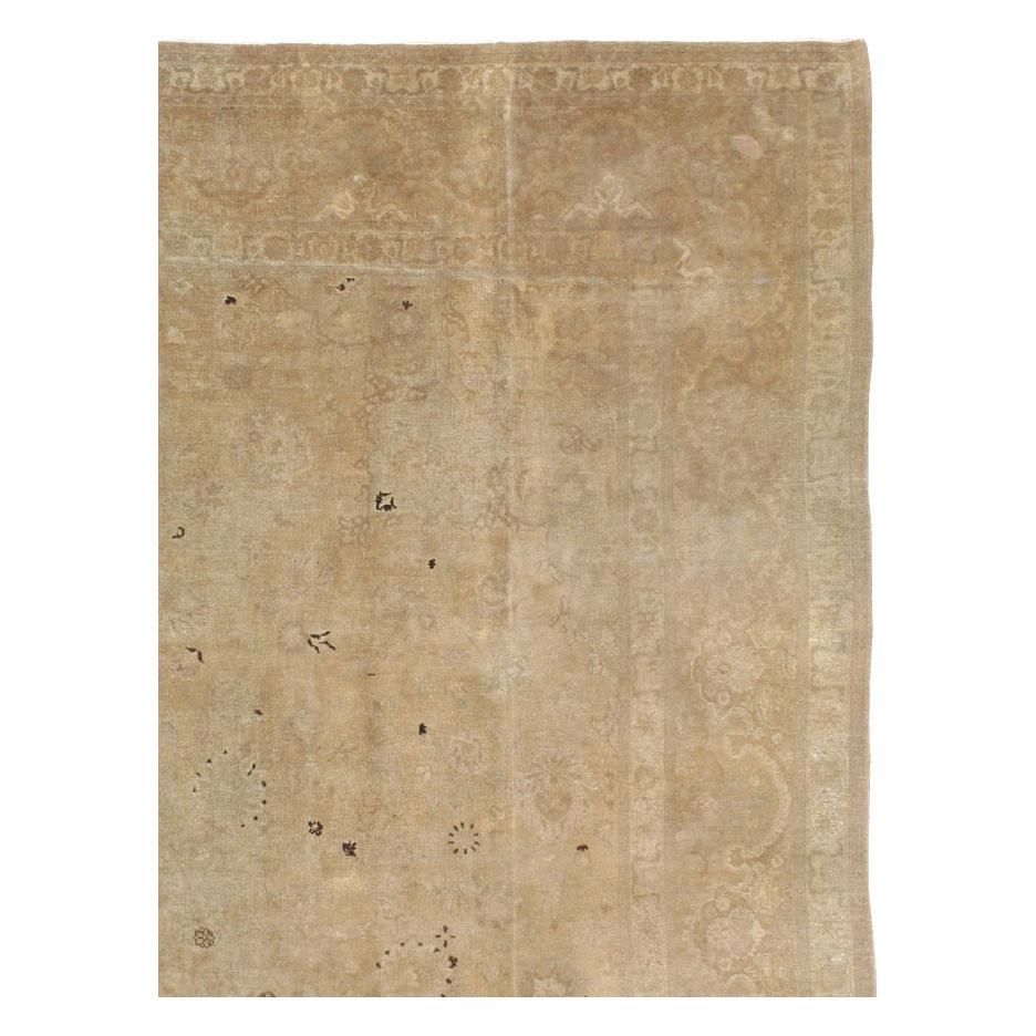 Großer persischer Täbris-Teppich in neutralen Tönen, handgefertigt, Mitte des 20. Jahrhunderts (Viktorianisch) im Angebot