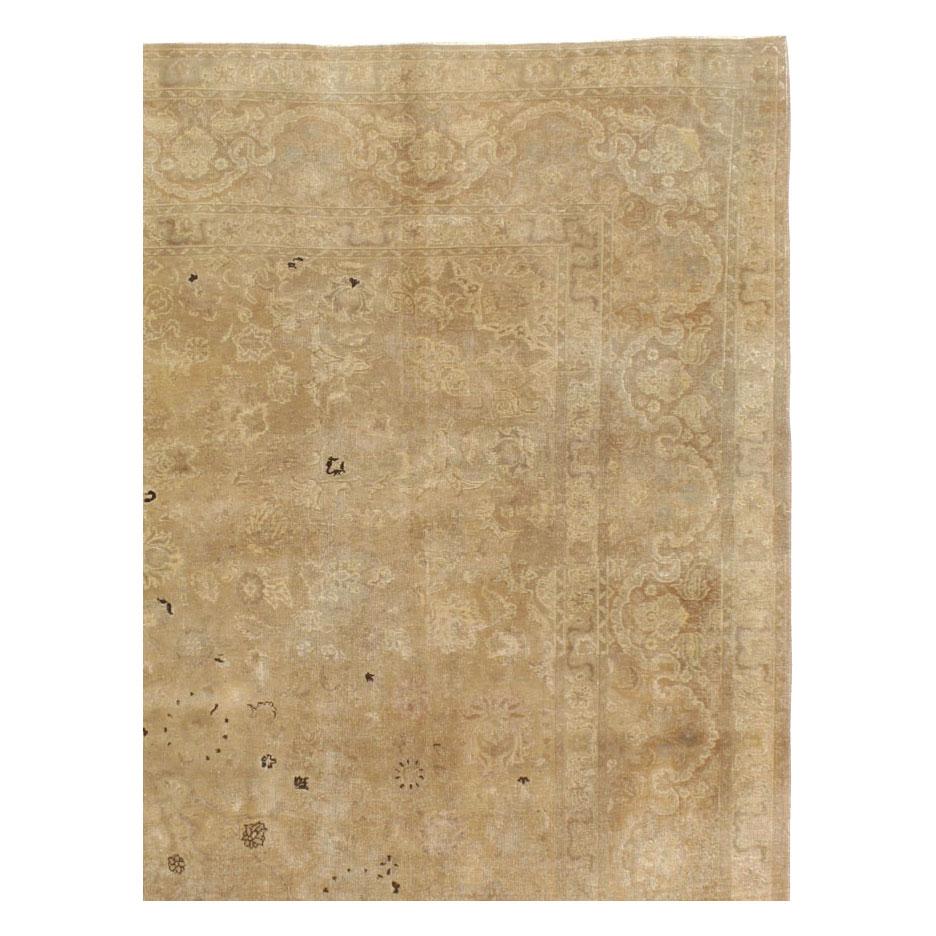 Großer persischer Täbris-Teppich in neutralen Tönen, handgefertigt, Mitte des 20. Jahrhunderts (Persisch) im Angebot