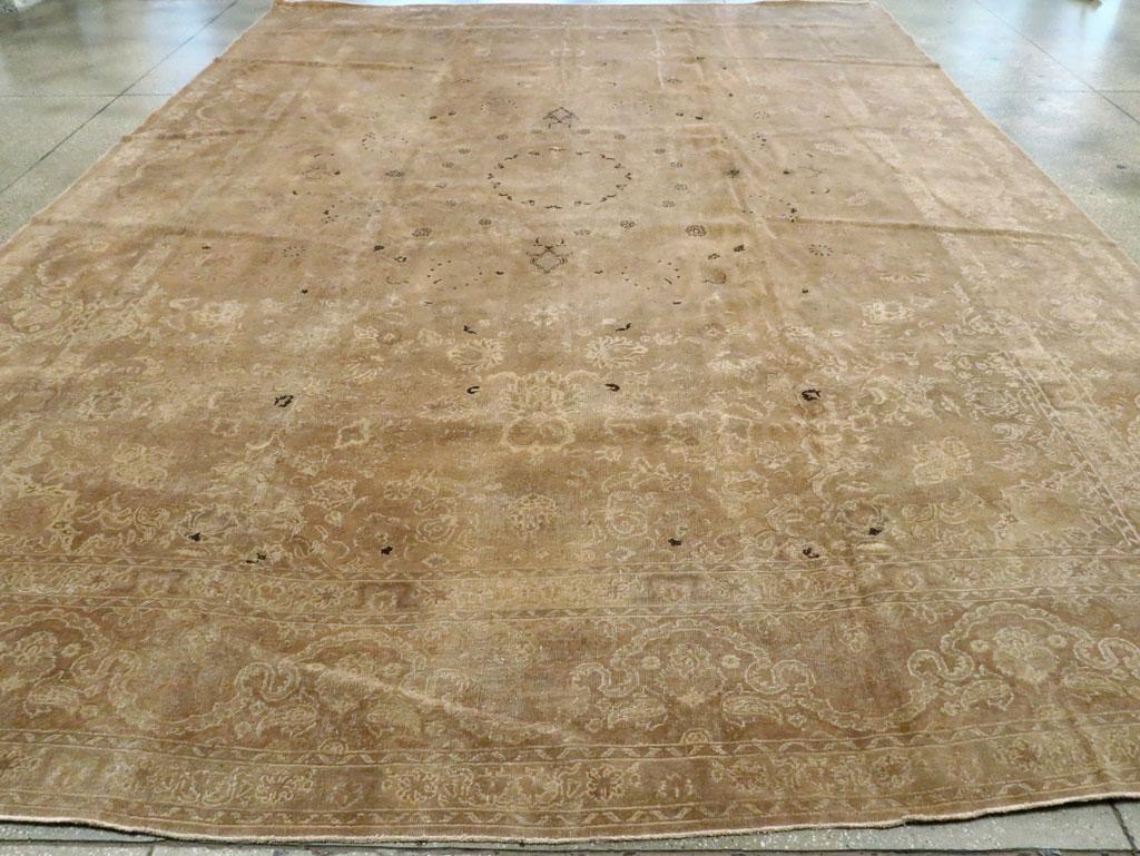 Mid-20th Century Handmade Persian Tabriz Large Room Size Carpet in Neutral Tones In Good Condition For Sale In New York, NY