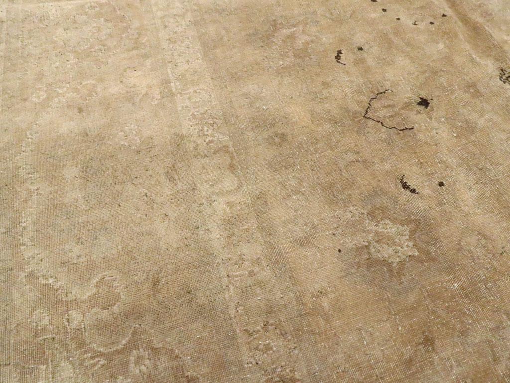 Großer persischer Täbris-Teppich in neutralen Tönen, handgefertigt, Mitte des 20. Jahrhunderts im Zustand „Gut“ im Angebot in New York, NY