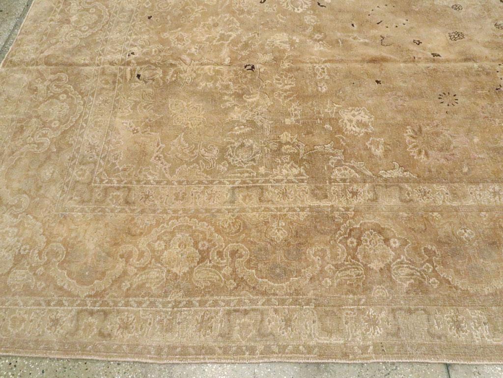 Lana Tappeto Tabriz persiano fatto a mano della metà del 20° secolo, di grandi dimensioni e dai toni neutri in vendita