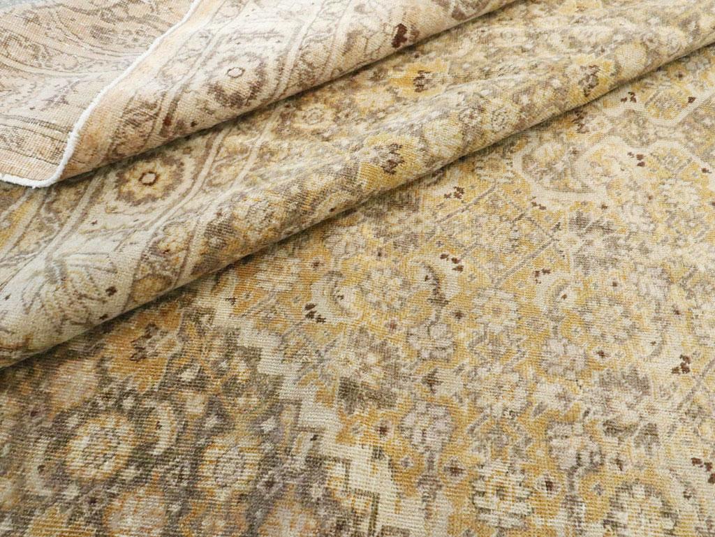 Tapis persan Tabriz de grande taille du milieu du 20e siècle, fait à la main, en jaune en vente 2