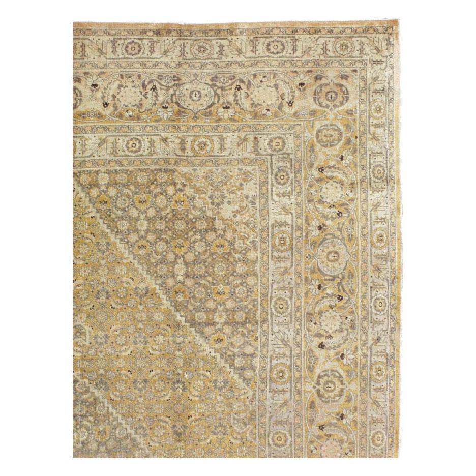 Néocolonial Tapis persan Tabriz de grande taille du milieu du 20e siècle, fait à la main, en jaune en vente