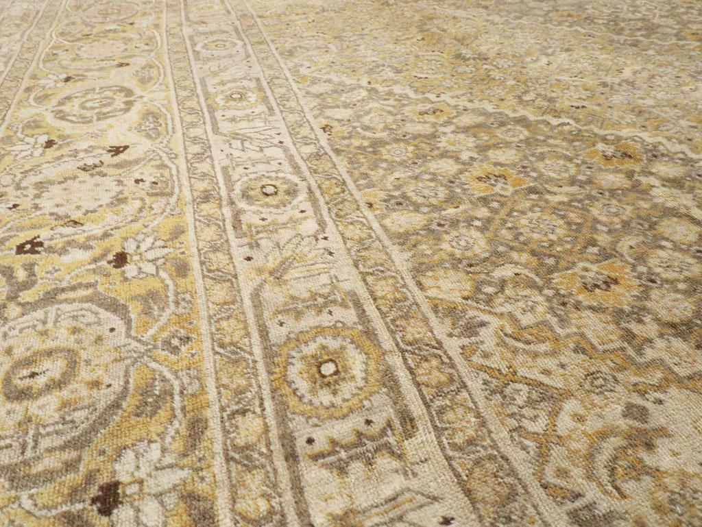 Tapis persan Tabriz de grande taille du milieu du 20e siècle, fait à la main, en jaune Bon état - En vente à New York, NY