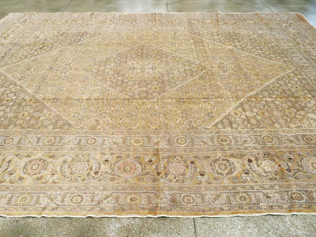 20ième siècle Tapis persan Tabriz de grande taille du milieu du 20e siècle, fait à la main, en jaune en vente