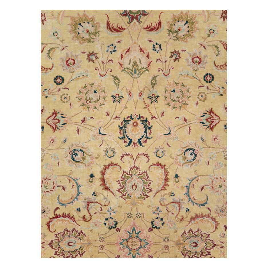 Tapis persan vintage Tabriz de taille normale, fabriqué à la main au milieu du 20e siècle.

Mesures : 9' 9