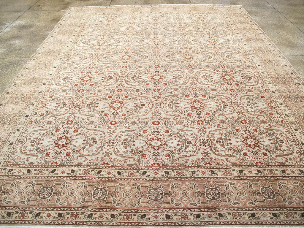 Mitte des 20. Jahrhunderts handgefertigte persische Tabriz Zimmer Größe Teppich (Handgeknüpft) im Angebot
