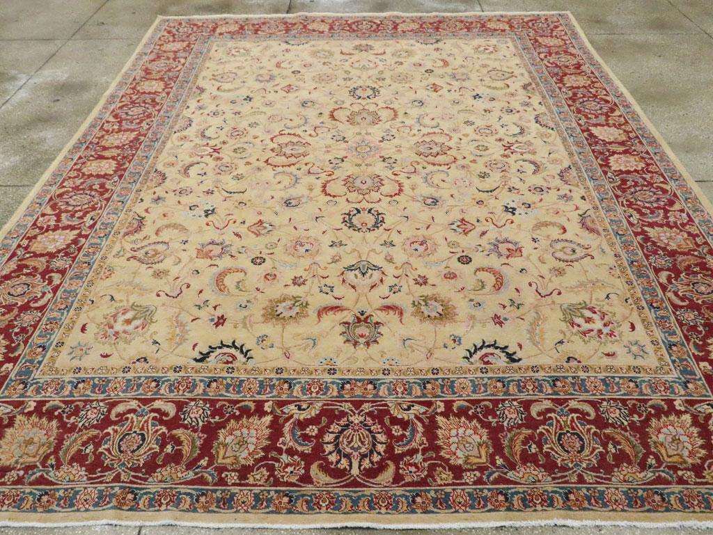 Noué à la main Tapis persan de Tabriz de taille normale, fait à la main, datant du milieu du 20e siècle en vente