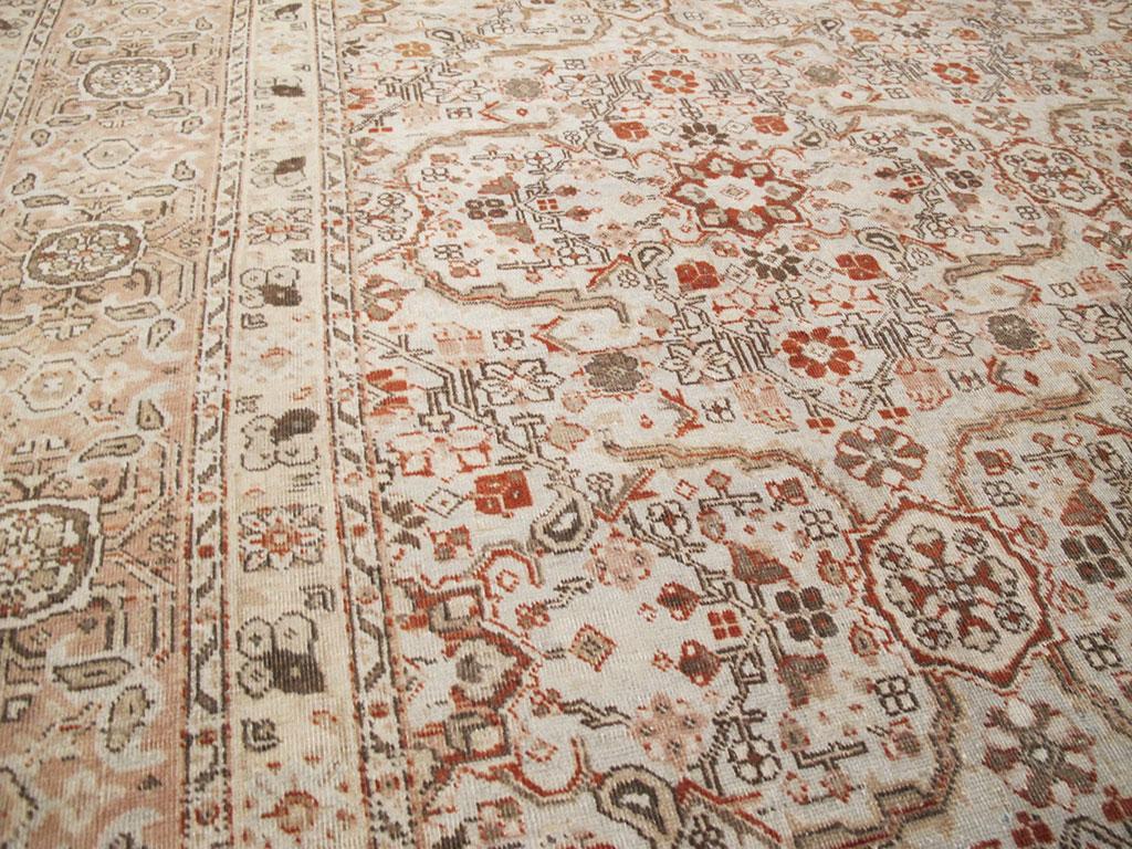 Mitte des 20. Jahrhunderts handgefertigte persische Tabriz Zimmer Größe Teppich im Zustand „Gut“ im Angebot in New York, NY