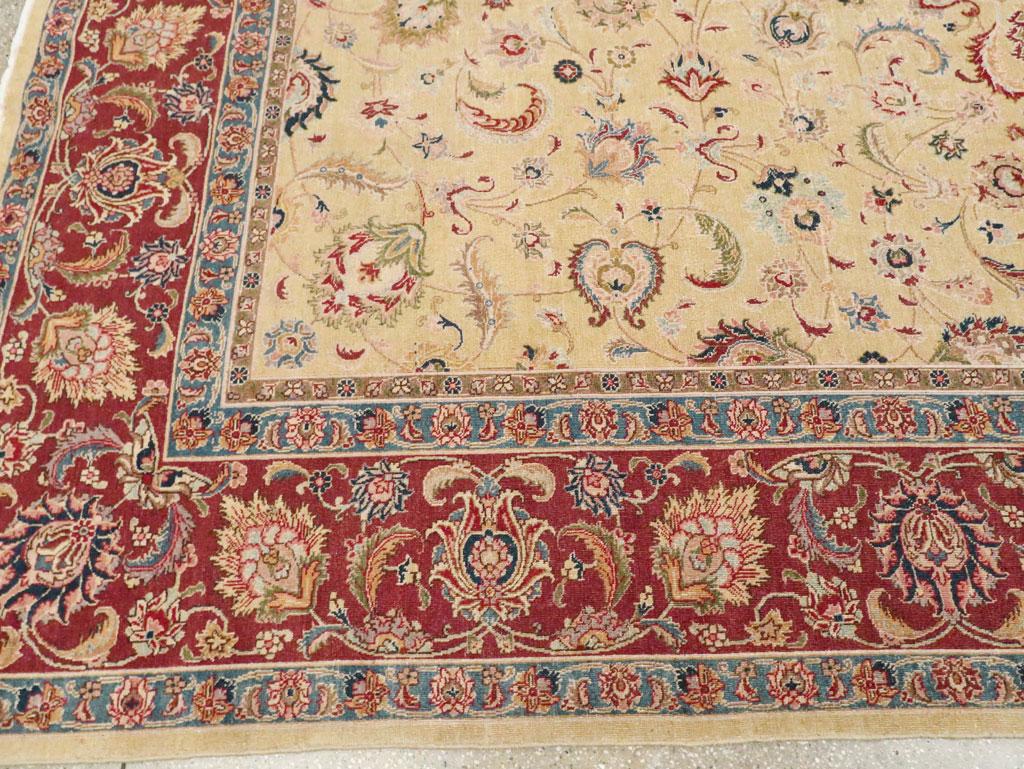 20ième siècle Tapis persan de Tabriz de taille normale, fait à la main, datant du milieu du 20e siècle en vente