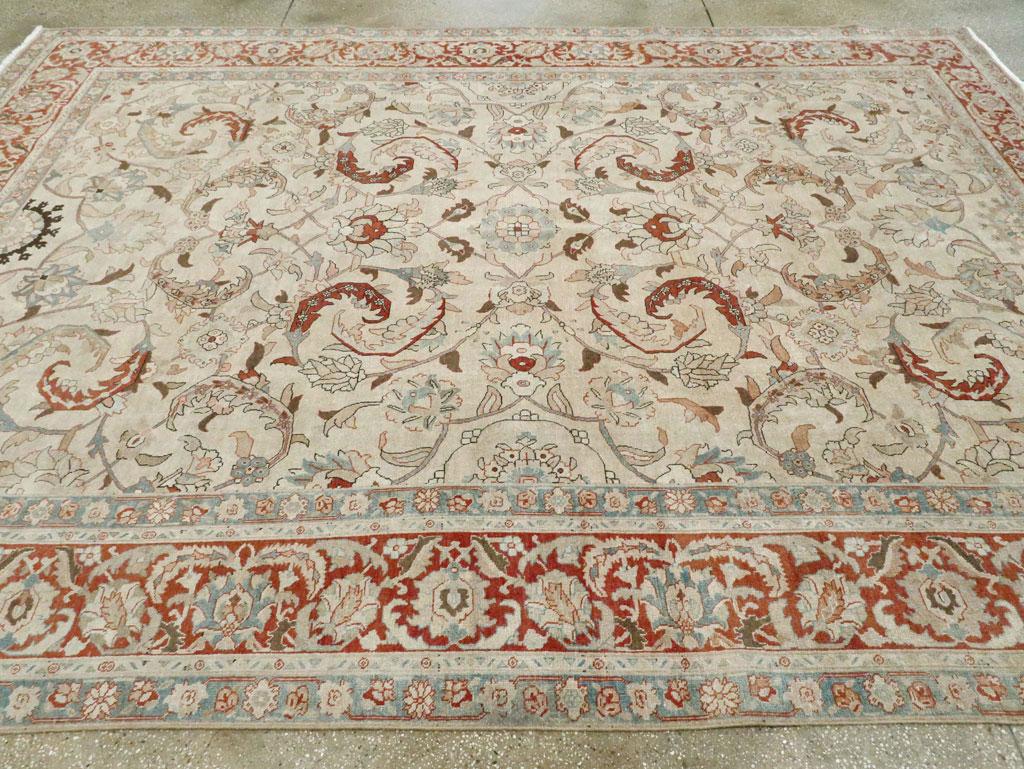 Laine Tapis persan de Tabriz de taille normale, fait à la main, datant du milieu du 20e siècle en vente