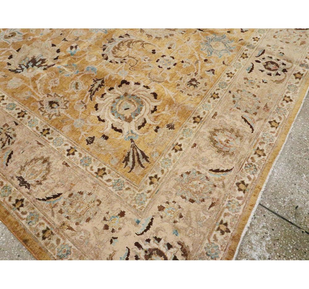 Handgefertigter persischer Täbriz-Teppich in Goldenrod und Blush, Mitte des 20. Jahrhunderts im Zustand „Hervorragend“ im Angebot in New York, NY