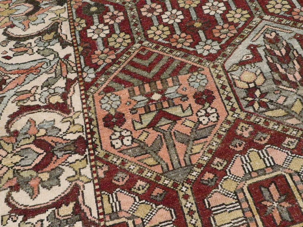 Mitte des 20. Jahrhunderts handgefertigte persische Stammes Bakhtiari Akzentteppich (Stammeskunst) im Angebot