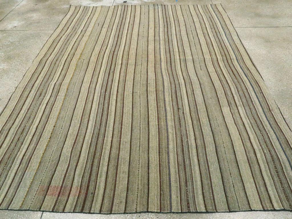 Mid-20th Century Handmade Persian Tribal Flat-Weave Kilim Accent Rug In Good Condition For Sale In New York, NY