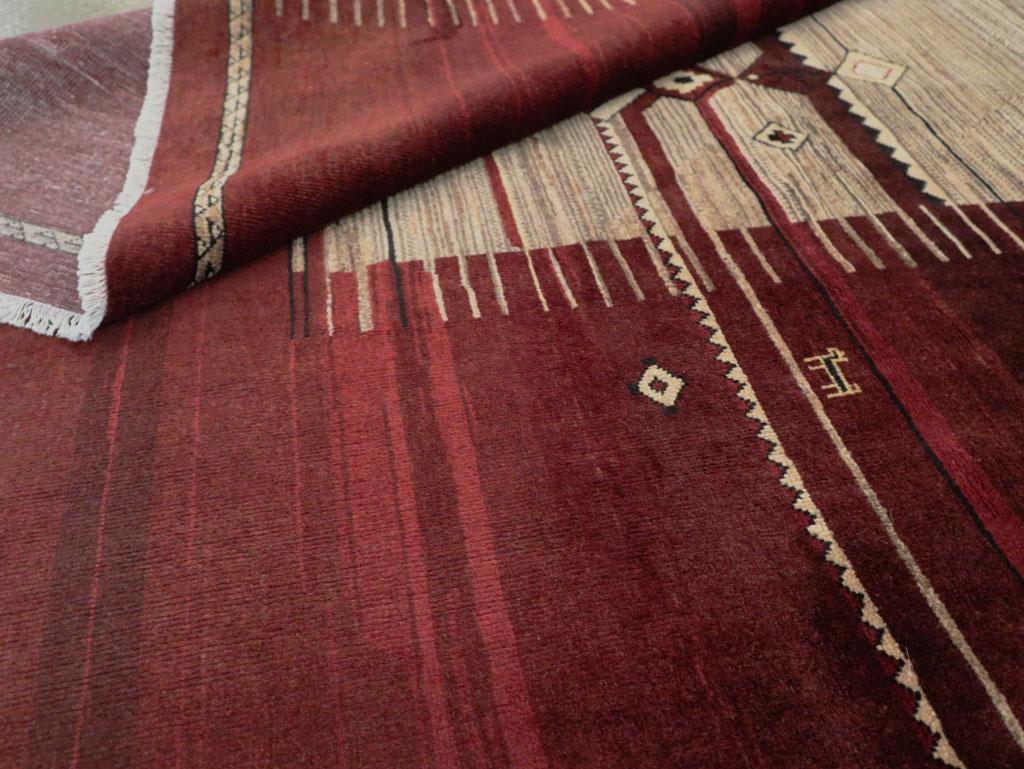 Tapis d'appoint Tabriz de style tribal persan du milieu du 20e siècle, fait à la main, en marron en vente 2