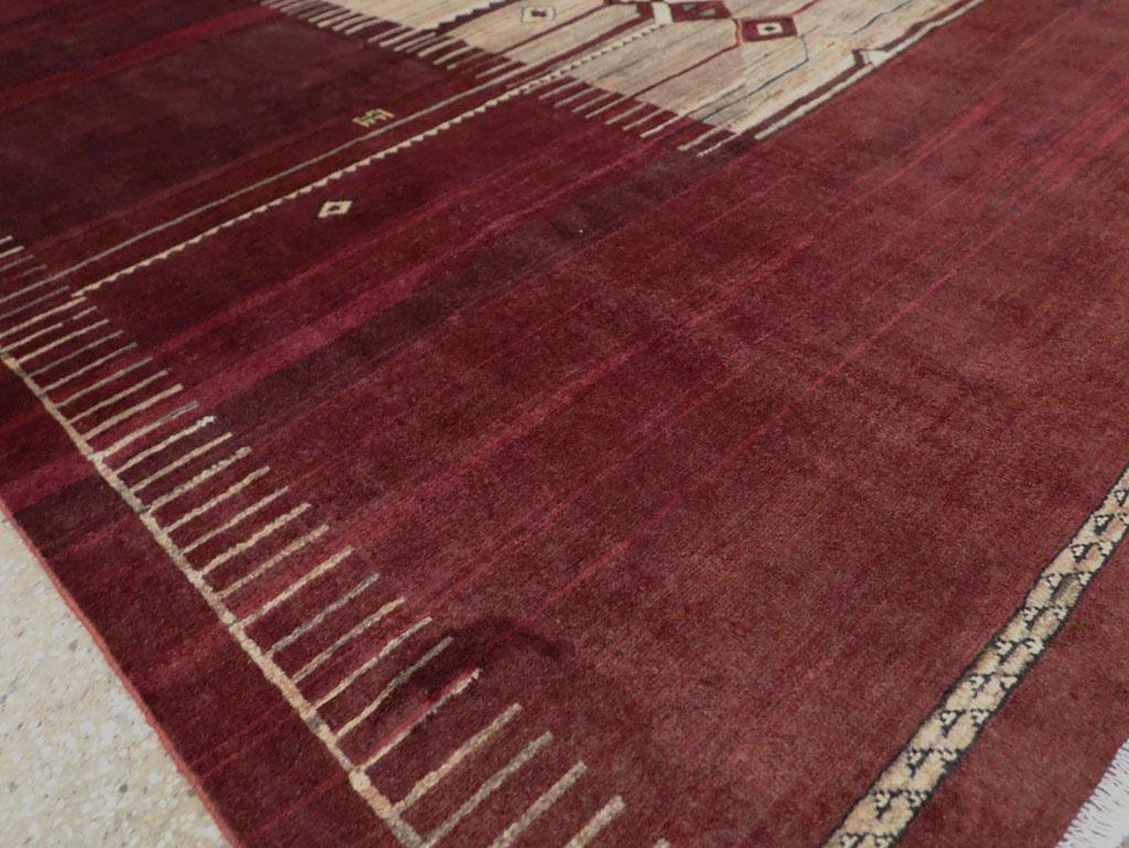 Laine Tapis d'appoint Tabriz de style tribal persan du milieu du 20e siècle, fait à la main, en marron en vente