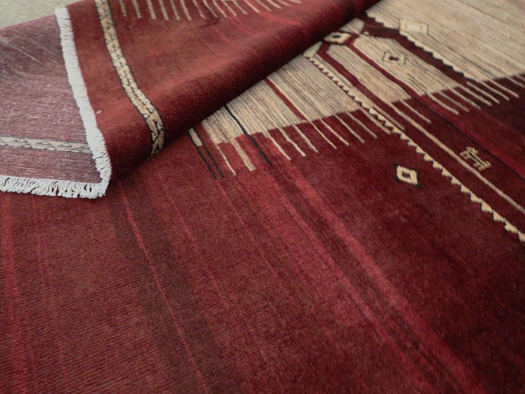 Tapis d'appoint Tabriz de style tribal persan du milieu du 20e siècle, fait à la main, en marron en vente 1