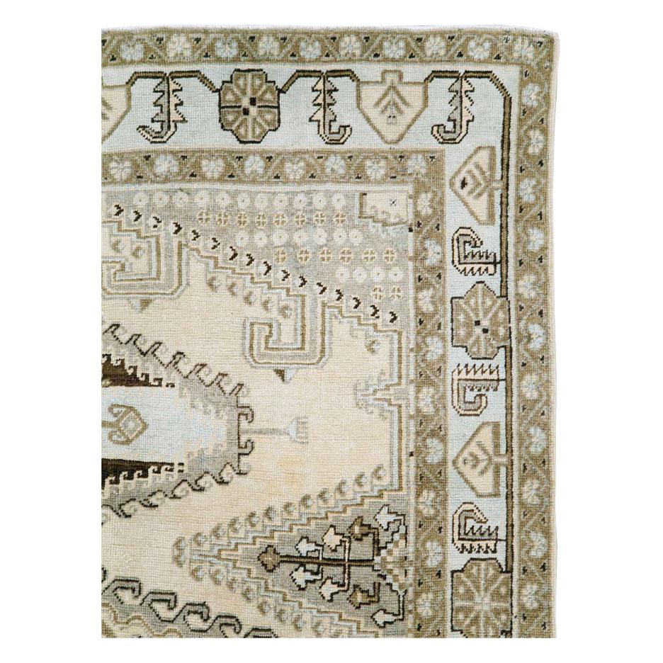 Un tappeto persiano vintage Veece di piccole dimensioni realizzato a mano a metà del XX secolo.

Misure: 6' 10