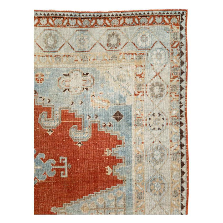 Un tappeto persiano vintage Veece di piccole dimensioni realizzato a mano a metà del XX secolo.

Misure: 7' 2