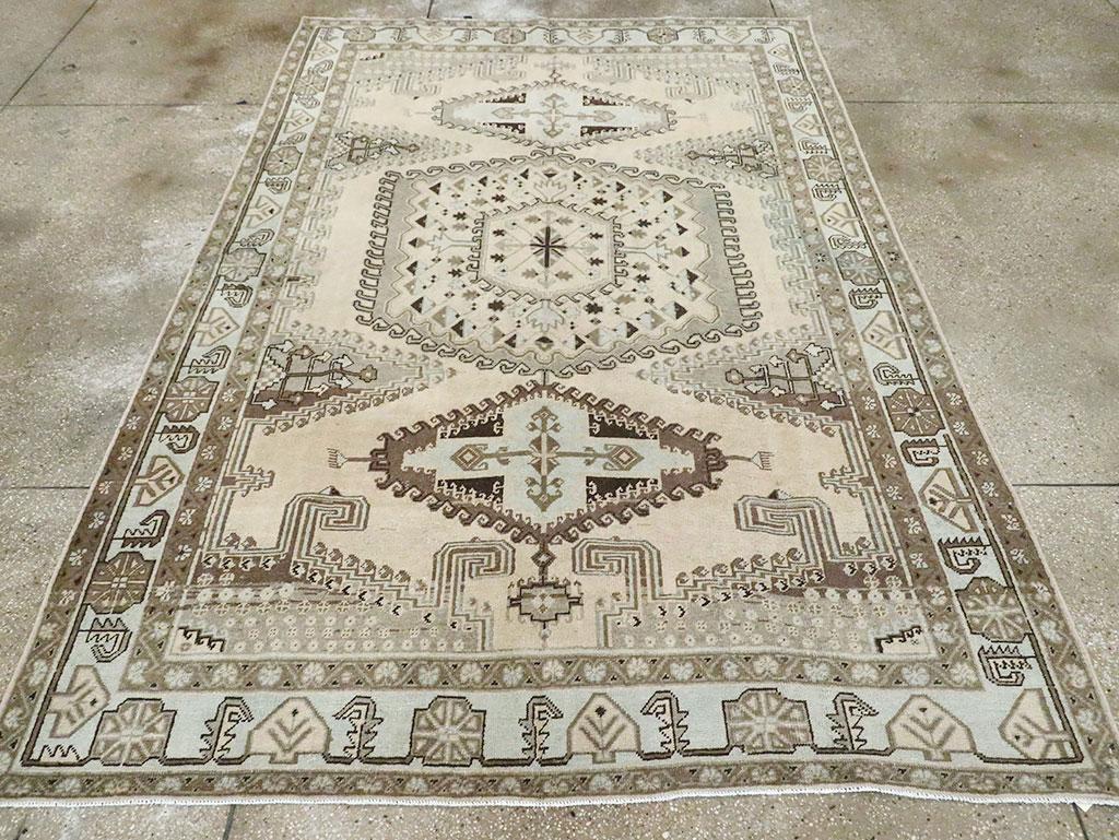 Persiano Tappeto persiano Veece fatto a mano della metà del 20° secolo per una stanza di piccole dimensioni in vendita