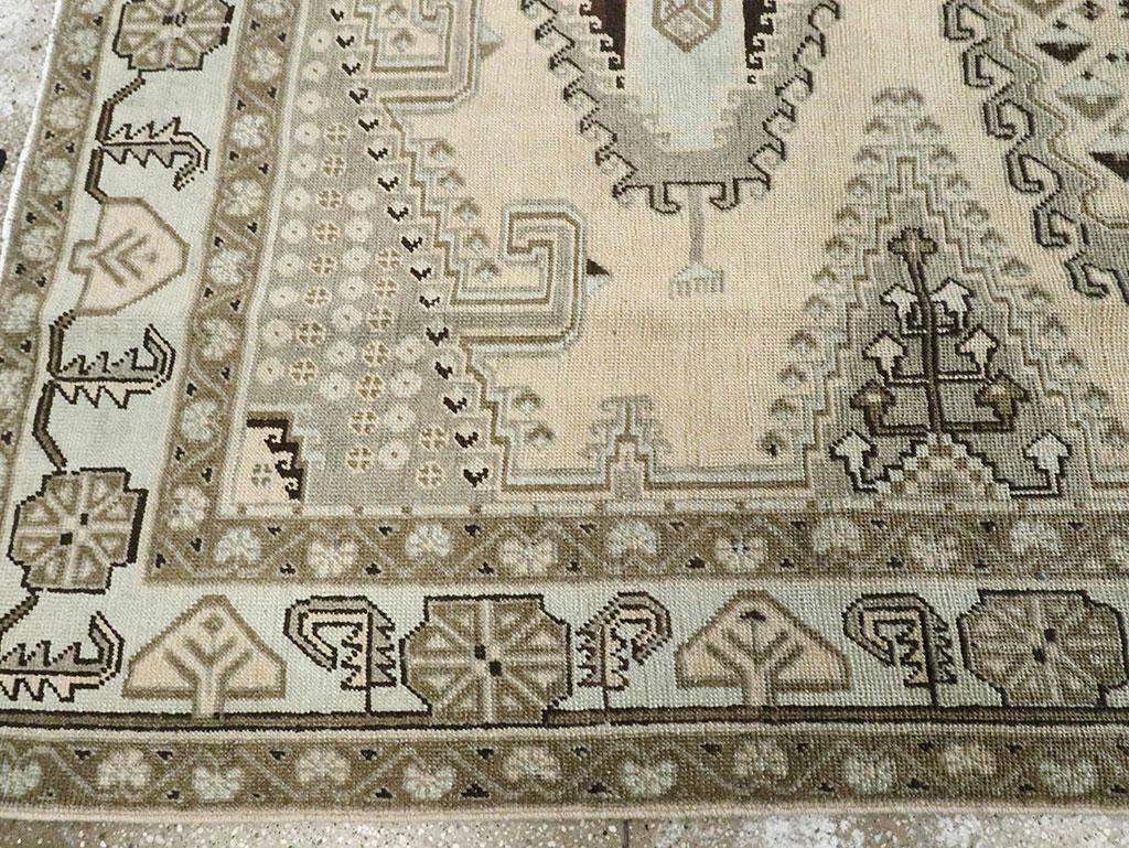 XX secolo Tappeto persiano Veece fatto a mano della metà del 20° secolo per una stanza di piccole dimensioni in vendita