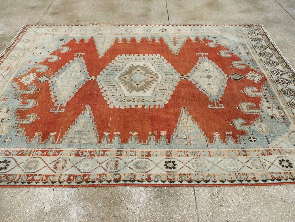 XX secolo Tappeto persiano Veece fatto a mano della metà del 20° secolo per una stanza di piccole dimensioni in vendita