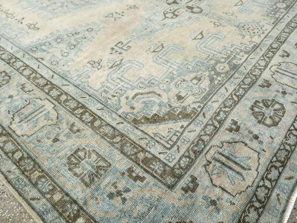 Tappeto persiano Veece fatto a mano della metà del 20° secolo per una stanza di piccole dimensioni in vendita 1