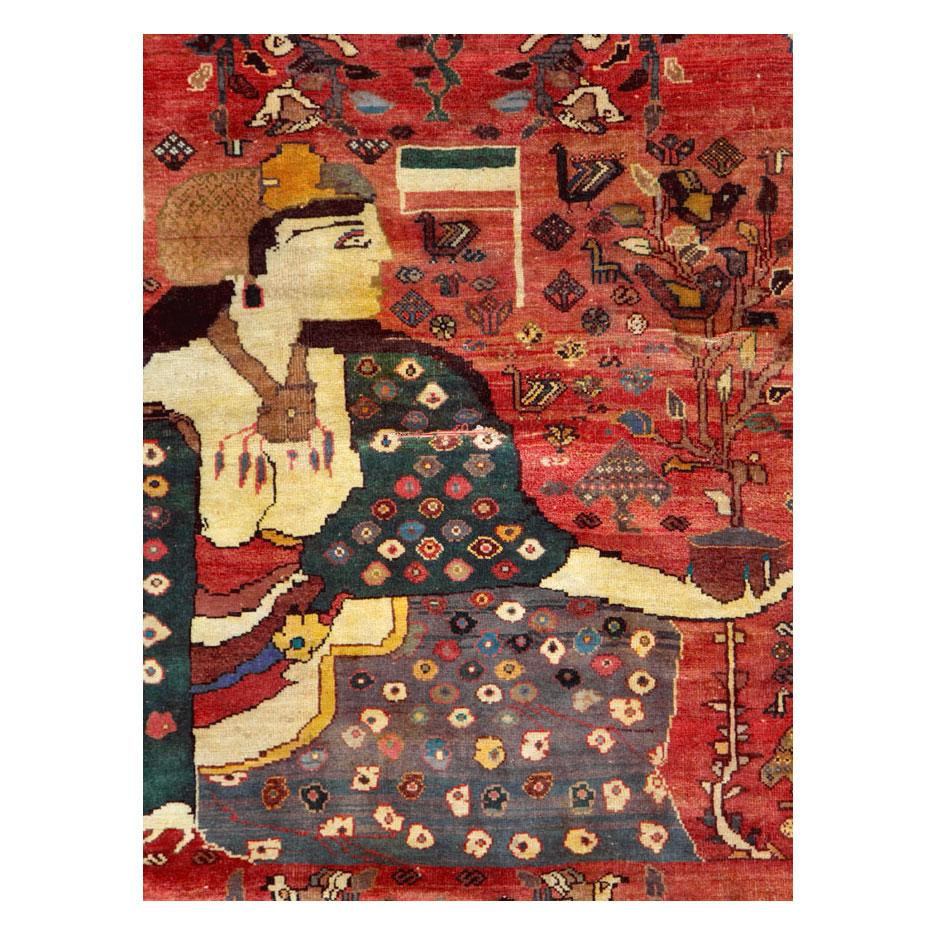 Ein alter persischer Schiraz-Volksteppich im Format eines zimmergroßen Akzentteppichs mit malerischem Muster, der Mitte des 20. Jahrhunderts handgefertigt wurde.

Maße: 7' 0