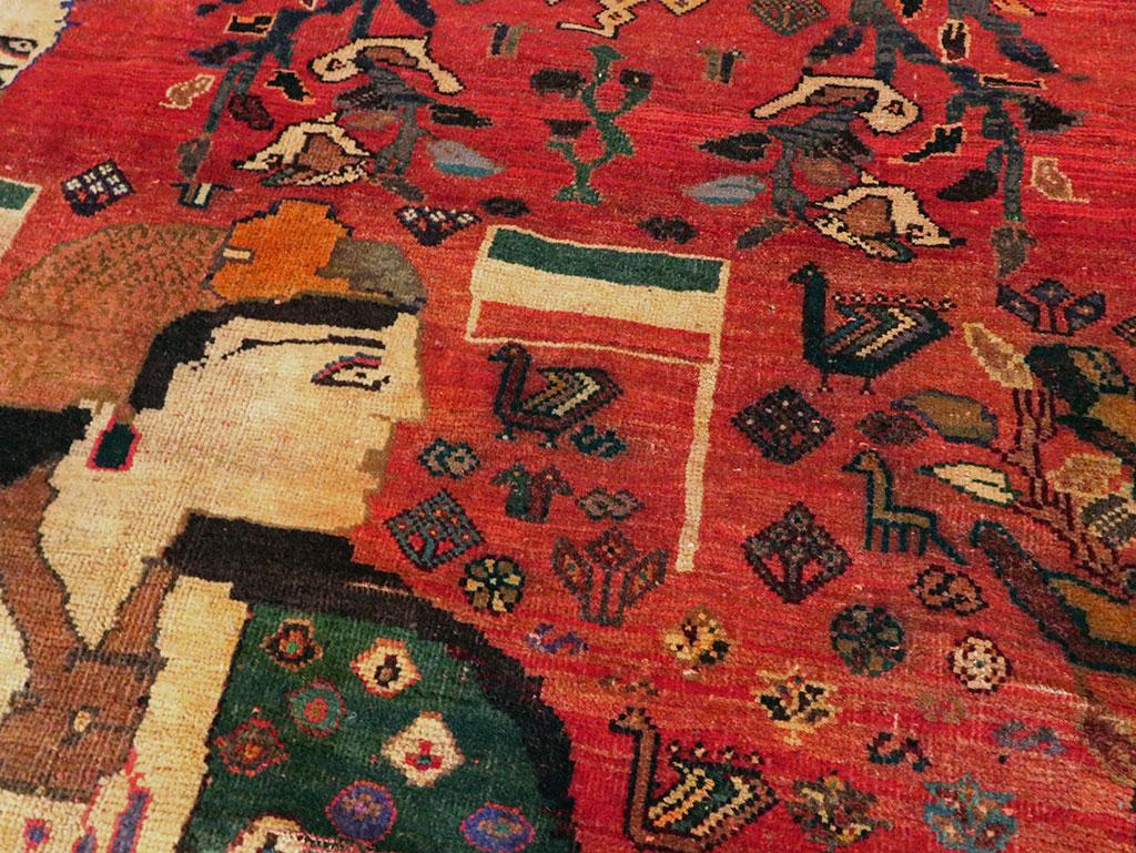 Mitte des 20. Jahrhunderts handgefertigte malerische persische Shiraz Zimmer Größe Akzent Volksteppich im Zustand „Gut“ im Angebot in New York, NY