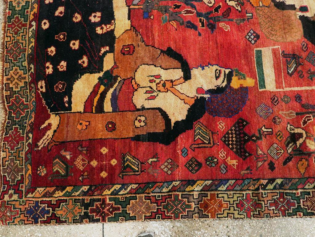 Mitte des 20. Jahrhunderts handgefertigte malerische persische Shiraz Zimmer Größe Akzent Volksteppich im Angebot 1