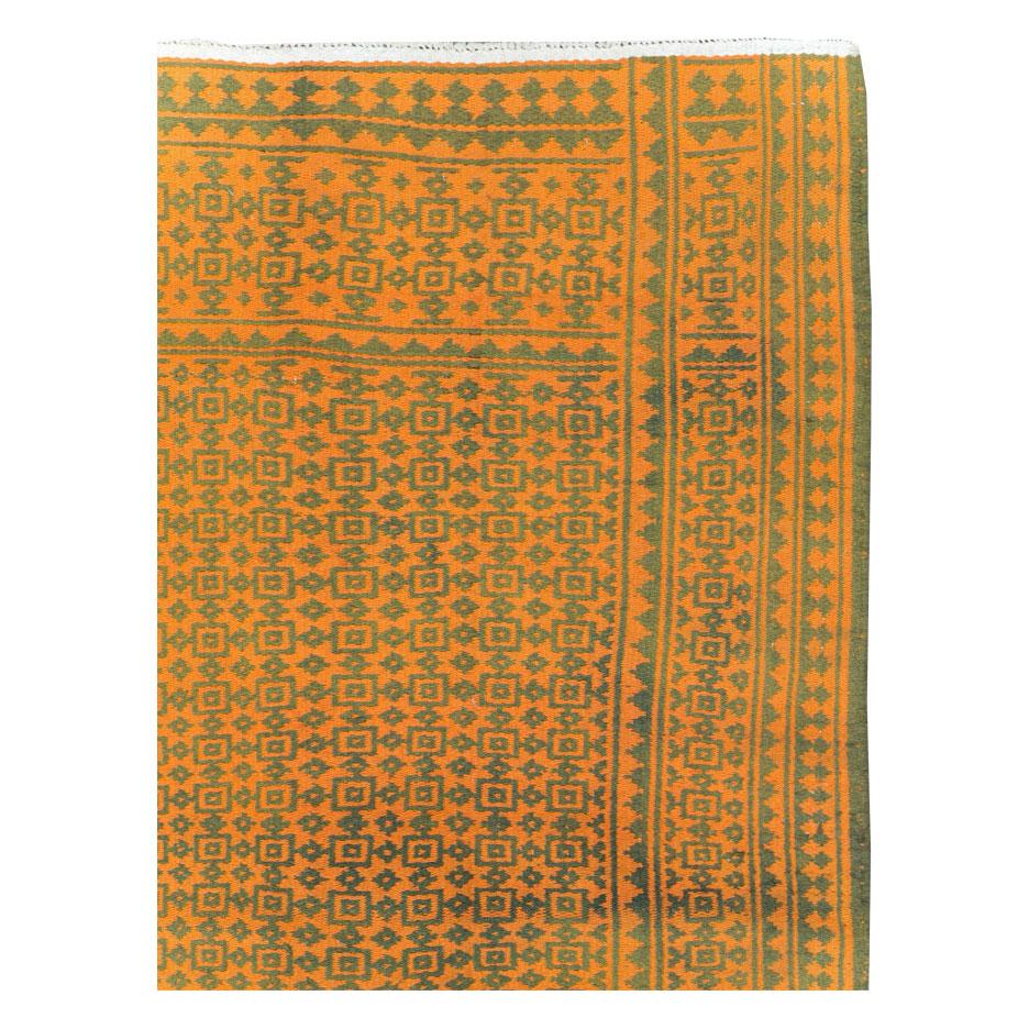 Persischer, umkehrbarer, flachgewebter Kelim-Akzentteppich im Vintage-Stil in Orange- und Grüntönen, handgefertigt Mitte des 20. Jahrhunderts.

Maße: 6' 2 Zoll
