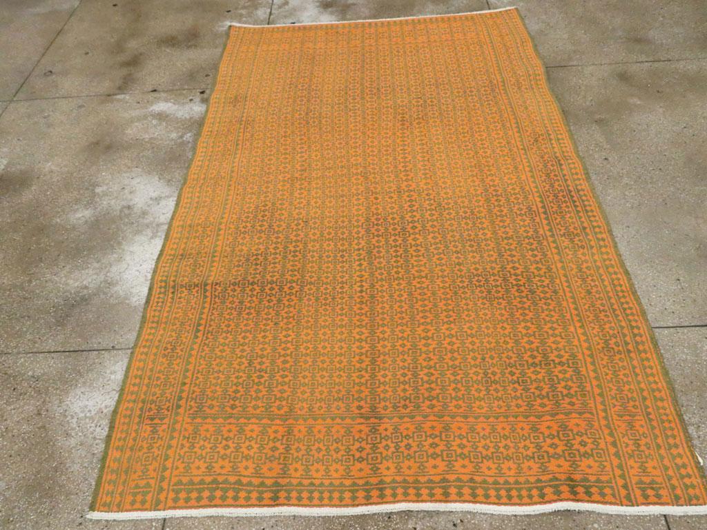 Mid-20th Century Handmade Reversible Persian Flatweave Kilim Accent Rug In Excellent Condition For Sale In New York, NY