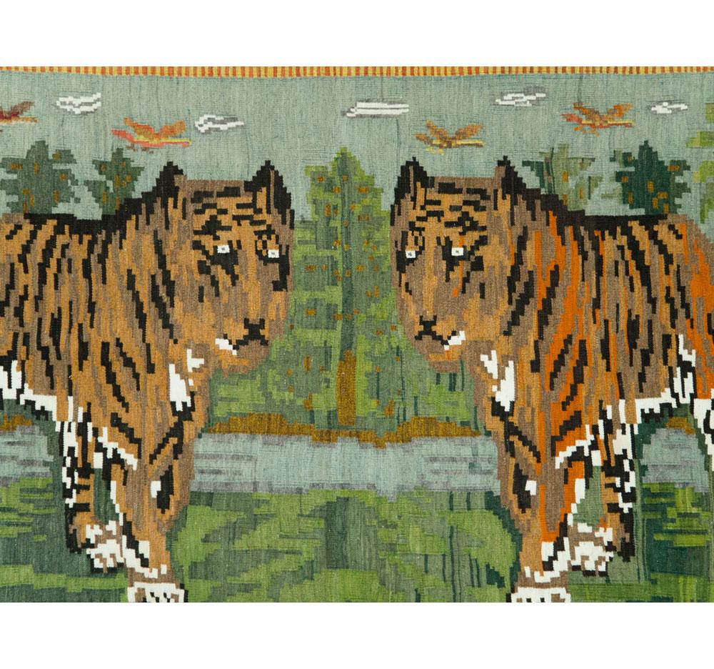 Ein russischer Flachgewebeteppich aus der Mitte des 20. Jahrhunderts mit einer bildlichen Darstellung von 2 Tigern in einer Waldlandschaft.

Maße: 6' 7