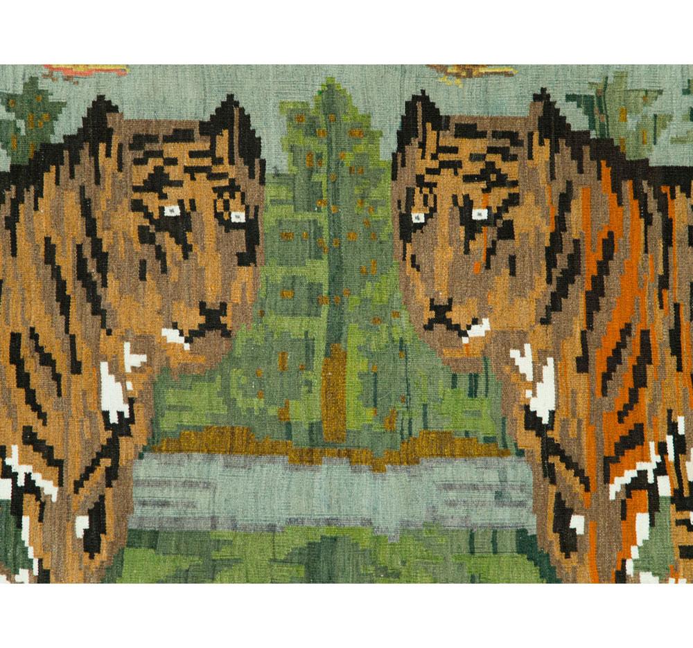 Mitte des 20. Jahrhunderts handgefertigte russische Bessarabian malerische Tiger Akzentteppich (Neoklassisch) im Angebot