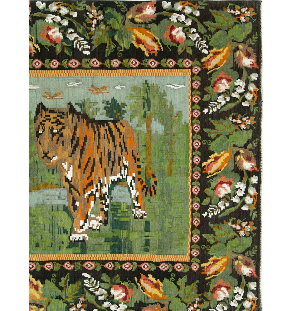 Mitte des 20. Jahrhunderts handgefertigte russische Bessarabian malerische Tiger Akzentteppich (Russisch) im Angebot