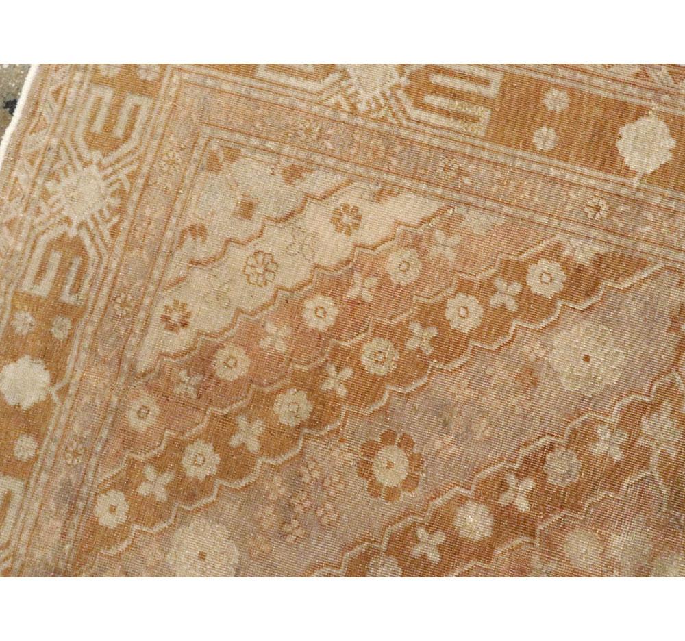 Handgefertigter Samarkand-Akzentteppich aus der Mitte des 20 (20. Jahrhundert) im Angebot