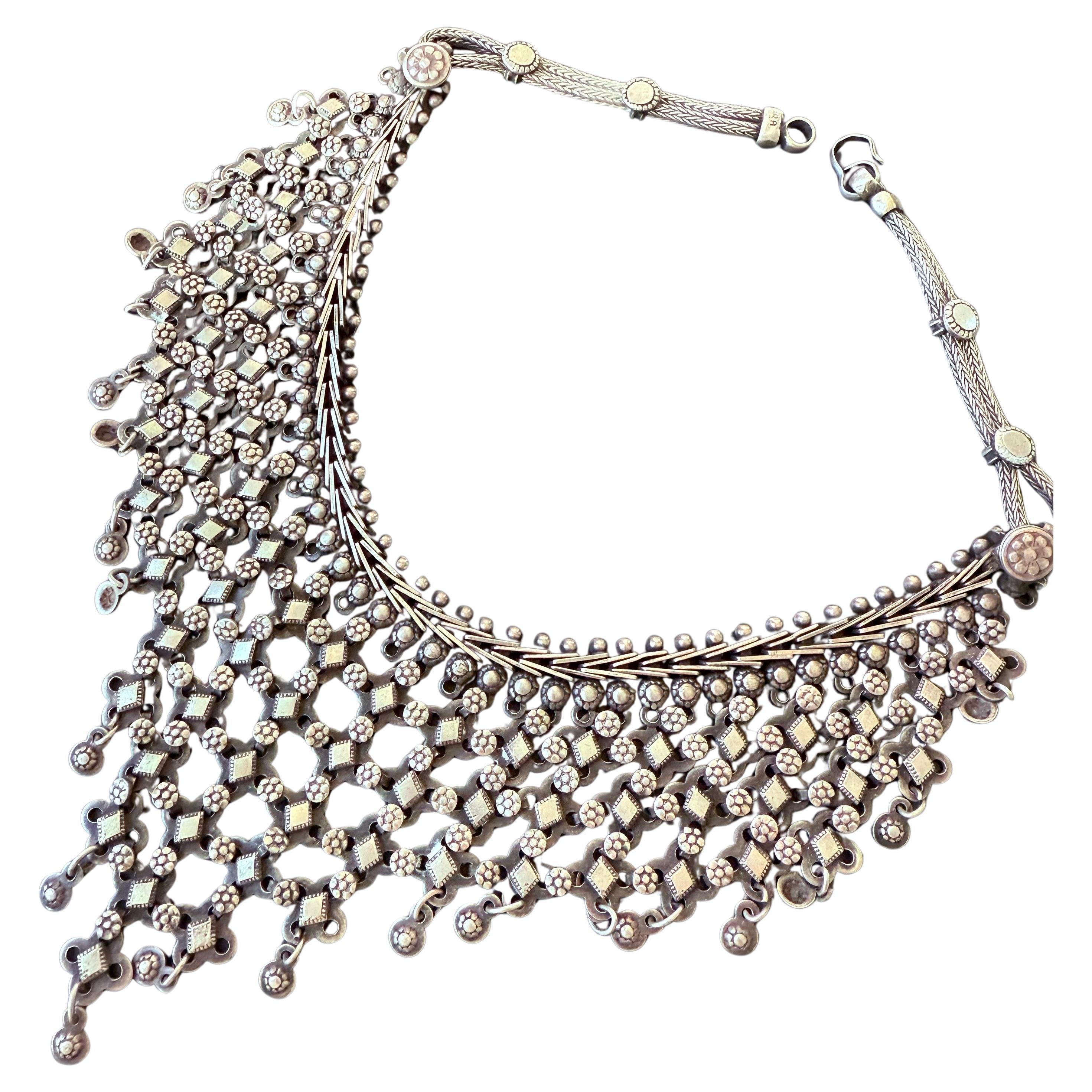 Collier à bavette en filigrane d
argent fait à la main au milieu du 20e siècle en vente